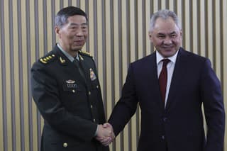 Ruský minister obrany Sergej Šojgu (vpravo) a čínsky minister obrany Li Shangfu