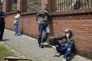 Obyvatelia sa zhromažďujú pred svojimi domovmi po zemetrasení, ktoré bolo vo štvrtok 17. augusta 2023 cítiť v kolumbijskej Bogote. 