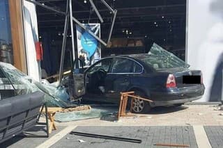 Dopravná nehoda v Brezne, pri ktorej auto skončilo v predajni s nábytkom.