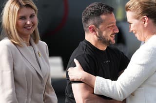 Na snímke dánska premiérka Mette Frederiksenová víta ukrajinského prezidenta Volodymyra Zelenského a jeho manželku Olenu Zelenskú.