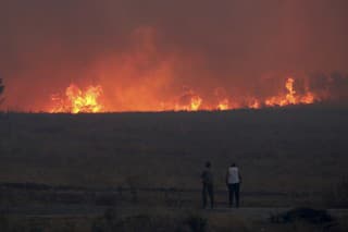 V Grécku už tretí deň vyčíňa rozsiahly a ťažko kontrolovateľný lesný požiar neďaleko prístavného mesta Alexandrupoli.