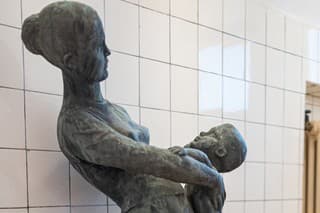 Socha Jozefa Kostku. Unikátne umelecké dielo bolo na bývalých toaletách niekoľko rokov.
