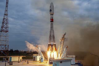 Nosná raketa Sojuz s lunárnym modulom Luna-25 štartuje z kozmodrómu Vostočnyj na východe Ruska v piatok 11. augusta 2023. 