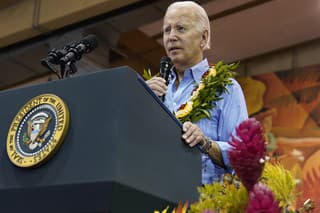 Joe Biden spolu s prvou dámou navštívil ničivými požiarmi postihnutý havajský ostrov Maui.
