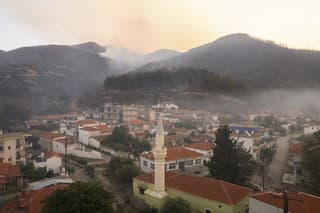 Dym stúpa z hory v gréckej dedine Polyanthos neďaleko mesta Komotini 22. augusta 2023.