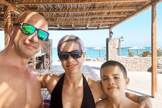 Ladislav (49) s Luciou (42) a so synom si museli kúpiť plavky aj ďalšie veci, aby si mohli užívať dovolenku.