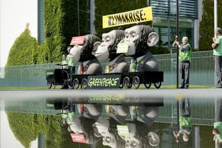 Aktivisti environmentálnej organizácie Greenpeace protestujú proti klimatickej politike nemeckej vlády pred zasadnutím vlády v Berlíne, Nemecko, v stredu 21. júna 2023.