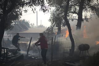 Grécko je pohltené plameňmi a štipľavým dymom.