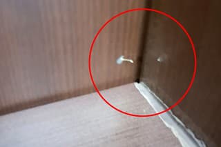 Takto si zlodeji označujú dvere, aby videli, či do bytu niekto vošiel