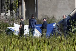 Zbieranie úlomkov po haváriu lietadla v ktorom sa mal nachádzať šéf Vagnerovcov.