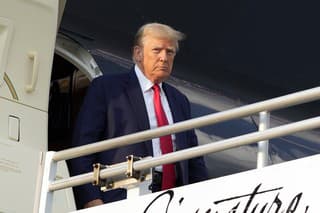 Donald Trump vystupuje z lietadla na letisku v Atlante.
