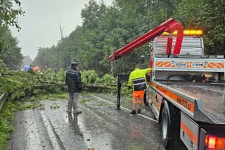 Severnými okresmi Slovenska sa v sobotu prehnala silná búrka s nárazovým vetrom