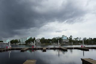 Hurikán Idalia rýchlo silnie a rúti sa k Floride, vietor môže presiahnuť 200 km/h
