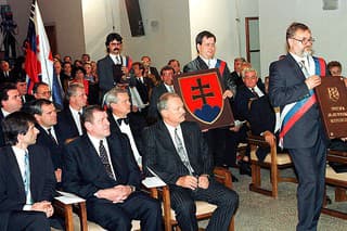 1. september 1992: Prijatie Ústavy SR prebehlo okázalo, ale ľuďom, ktorí za svoju vlasť považovali Československo, bolo vtedy do plaču.