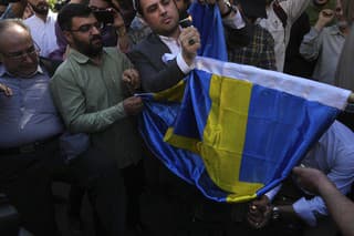 Tisícky Iračanov protestovali proti páleniu Koránu vo Švédsku.