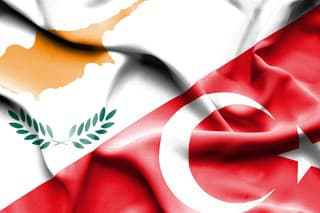 Vlajky Cypru a Turecka (ilustračná foto)
