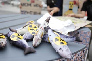 Protestujúci držia nápisy počas demonštrácie, aby odsúdili vypustenie rádioaktívnej vody do mora z poškodenej jadrovej elektrárne Fukušima,