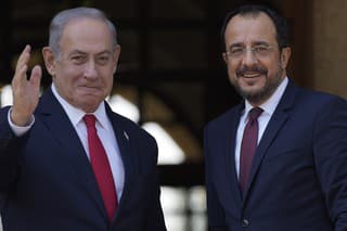 Izraelského premiéra Benjamina Netanjahua (vľavo) víta cyperský prezident Nikos Christodoulides.