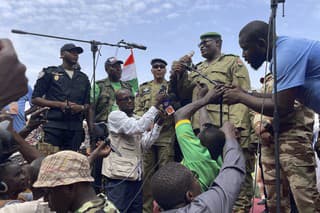 Nigerského prezidenta zosadila z úradu skupina vojakov niekoľko hodín po tom, čo ho členovia jeho stráže zadržali v prezidentskom paláci.