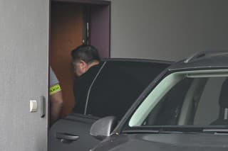 Policajná eskorta priváža obvineného advokáta Františka Poláka na väzobný výsluch na Špecializovaný trestný súd (ŠTS) v Pezinku