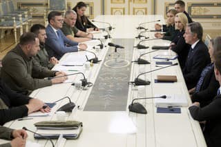 Ukrajinský prezident Volodymyr Zelenskyj (štvrtý vľavo) a americký minister zahraničných vecí Antony Blinken (tretí vpravo) počas stretnutia v stredu 6. septembra 2023 v Kyjeve.