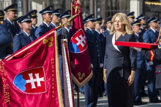 Prezidentka pripevnila stuhy na bojové zástavy desiatim vojenským útvarom
