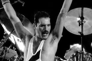 Freddie Mercury bol slávny vďaka svojmu okázalému vystupovaniu a charakteristickému spevu v rozsahu štyroch oktáv.