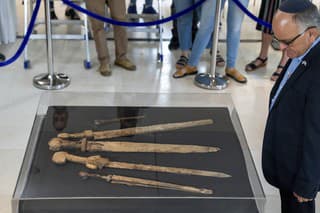 Archeológovia objavili v Judejskej púšti starorímske meče a kopiju.