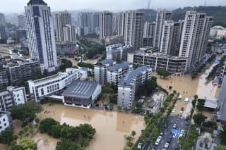 Dažde a záplavy v Hongkongu si vyžiadali najmenej dve obete 