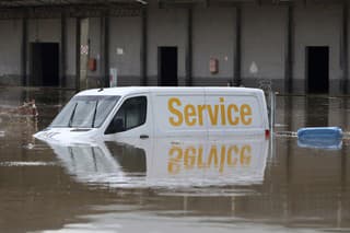 Na snímke zaplavené vozidlo v meste Larisa v strednom Grécku vo štvrtok 7. septembra 2023.
