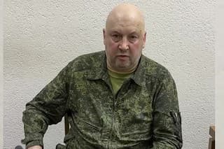 Na snímke ruského ministerstva obrany zverejnenej 24. júna 2023 veliteľ skupiny ruských vojsk na Ukrajine generál Sergej Surovikin.