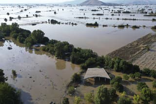 Počet obetí záplav v Grécku stúpol.
