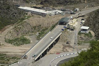 Most a kontrolné stanovište do separatistického regiónu Náhorný Karabach v Arménsku.