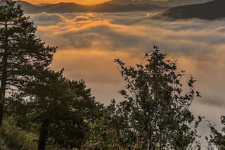 Turista Andrej odfotil rozprávkový východ slnka na kopci Holíš.