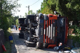  Vodič nákladného auta poškodil v Novákoch značku, zábradlie a zvodidlá