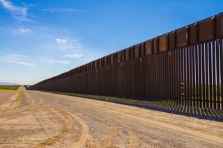 Hraničný plot rozdeľujúci USA a Mexiko.