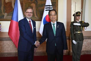 Český premiér Peter Fiala a kórejský premiér Han Duk-so.