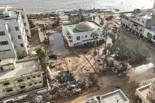 Záplavy zničili alebo zmyli do mora štvrtinu východolíbyjského mesta Derna.