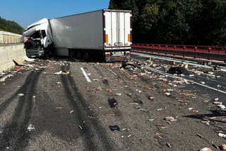 Na diaľnici D1 sa prevrátil kamión.