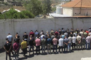 Na snímke z 9. augusta 2023 libanonská armáda zoraďuje skupinu Sýrčanov obvinených z nelegálneho prechodu do Libanonu zo Sýrie (ilustračná fotografia).