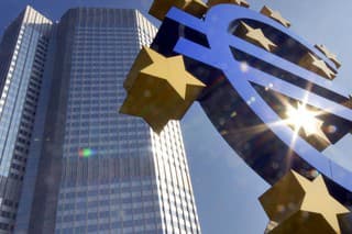 Európska centrálna banka vo Frankfurte. Udrží sa euro pred finančnou krízou?
