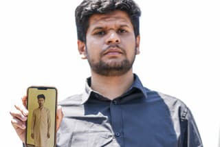 Zohaib Shamraiz drží fotografiu svojho nezvestného strýka, 40-ročného Nadeema Muhamma.
