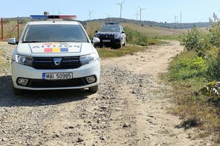 Na snímke policajné autá obmedzujú prístup do oblasti v župe Tulcea na východe Rumunska, kde sa našli ďalšie úlomky možného ruského dronu v stredu 13. septembra 2023. 