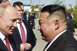 Ruský prezident Vladimir Putin (vľavo) a severokórejský líder Kim Čong-un.
