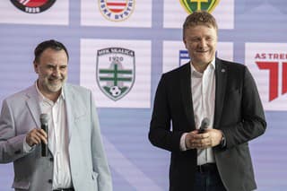 Na snímke sprava prezident Únie ligových klubov (ÚLK) Ivan Kozák a výkonný riaditeľ Niké Roman Berger sa usmievajú počas tlačovej konferencie v Bratislave v sobotu 1. júla 2023. 