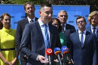 Na snímke predseda KDH Milan Majerský (druhý zľava) a podpredseda KDH Tomáš Merašický (v popredí).