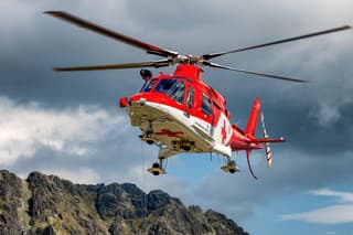 Záchranársky vrtuľník v nedeľu pomáhal pri dvoch záchranných akciách v horách.
