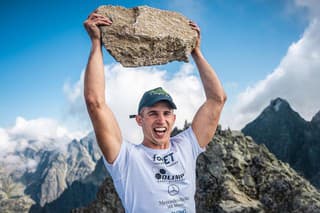 Poľský športovec Wojciech Sobierajski vyniesol na vrchol tatranských Rysov 50-kilogramový balvan.