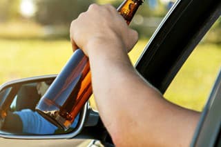 Alkohol za volantom môže spôsobiť vážne problémy (ilustračné foto).