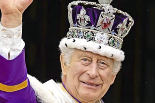 Britský panovník bol korunovaný 6. mája 2023. 
